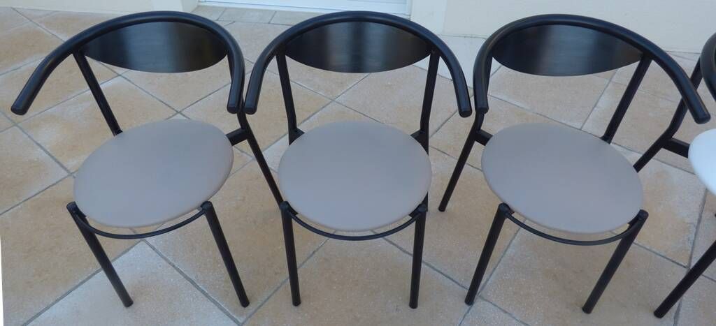 6 gondola-style chairs with a metal structure for indoor and outdoor use.
