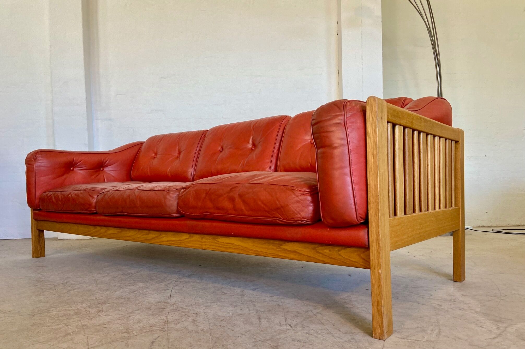 Canapé vintage suédois des années 70 en cuir cognac pour 3 personnes.