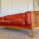 Canapé vintage suédois des années 70 en cuir cognac pour 3 personnes.