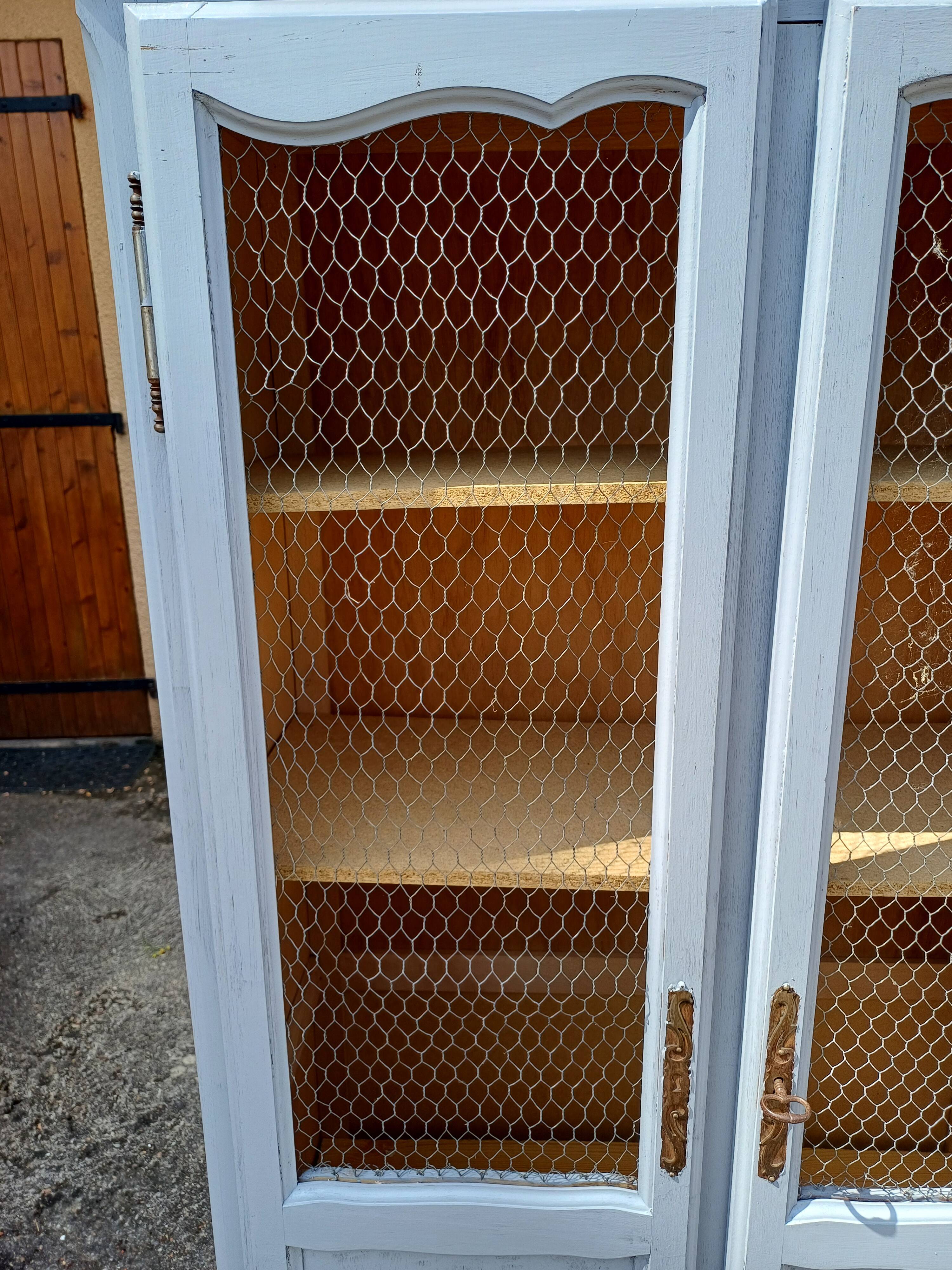 Armoire bibliothèque cérusée et grillagée