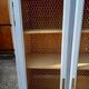 Armoire bibliothèque cérusée et grillagée