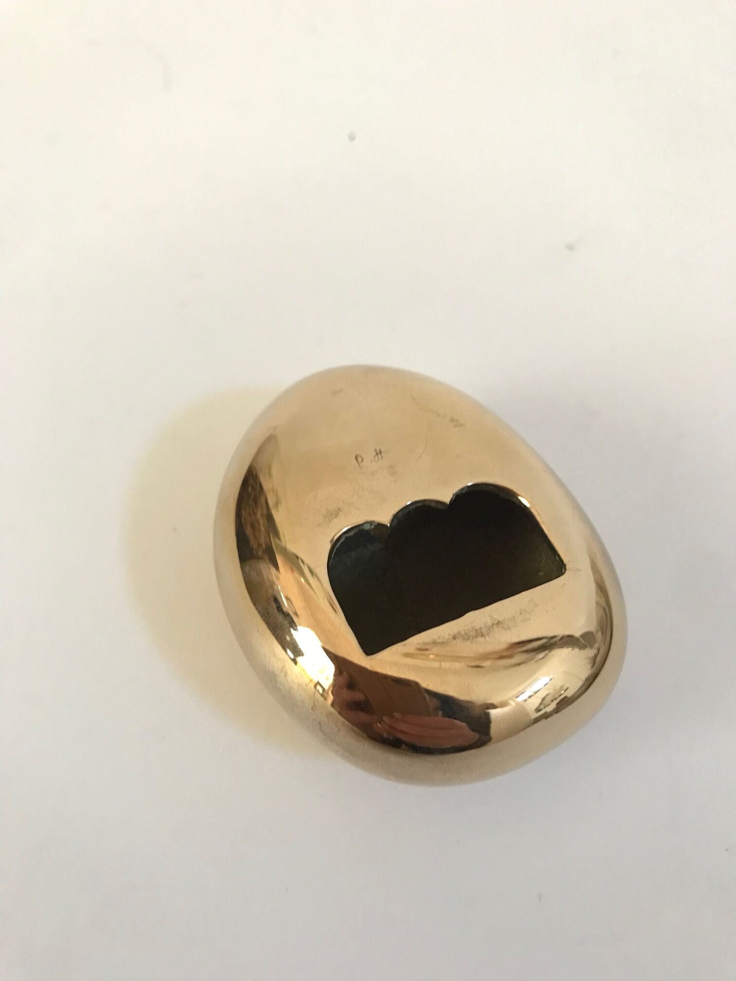 Galet décapsuleur en bronze doré de Monique Gerber
