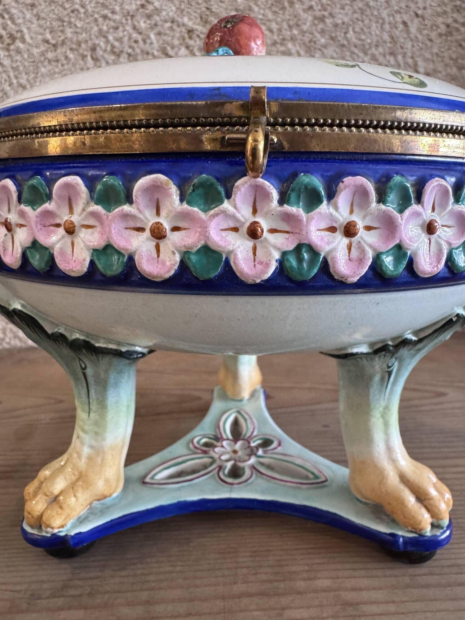 Fine porcelain bonbonnière attributed to Jules Vieillard, Bordeaux.