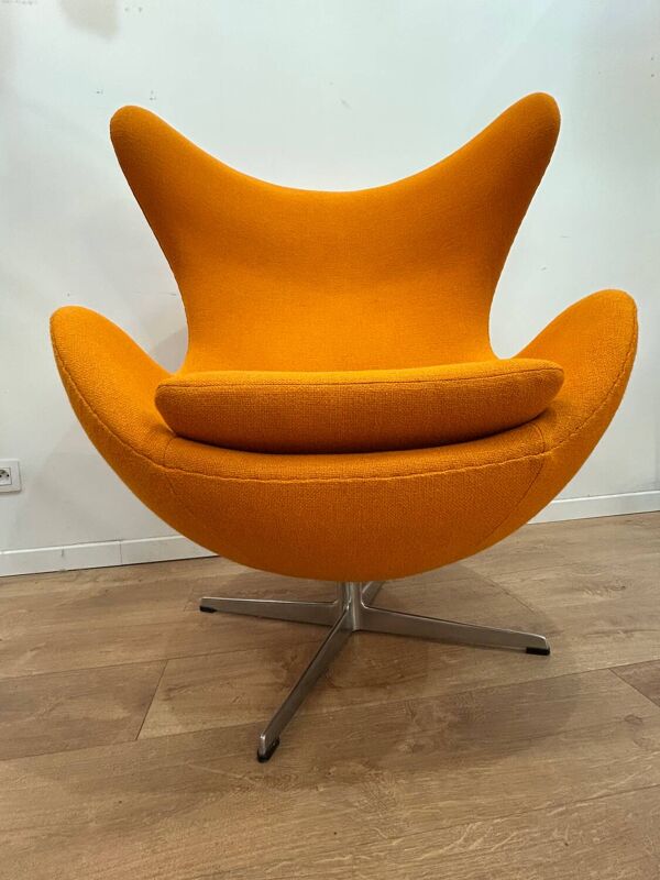 Fauteuil Egg Chair orange par Arne Jacobsen