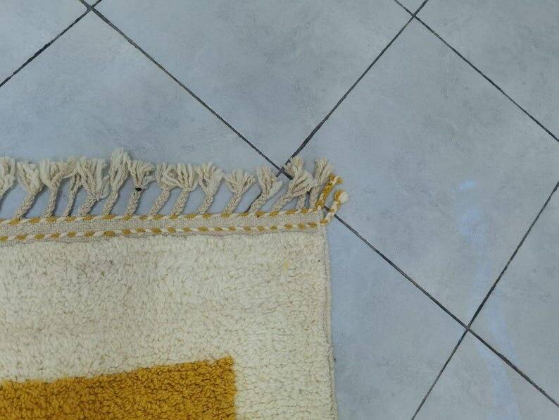 Traditional hand-woven Beni Ouraine rug, size 150 x 250 cm