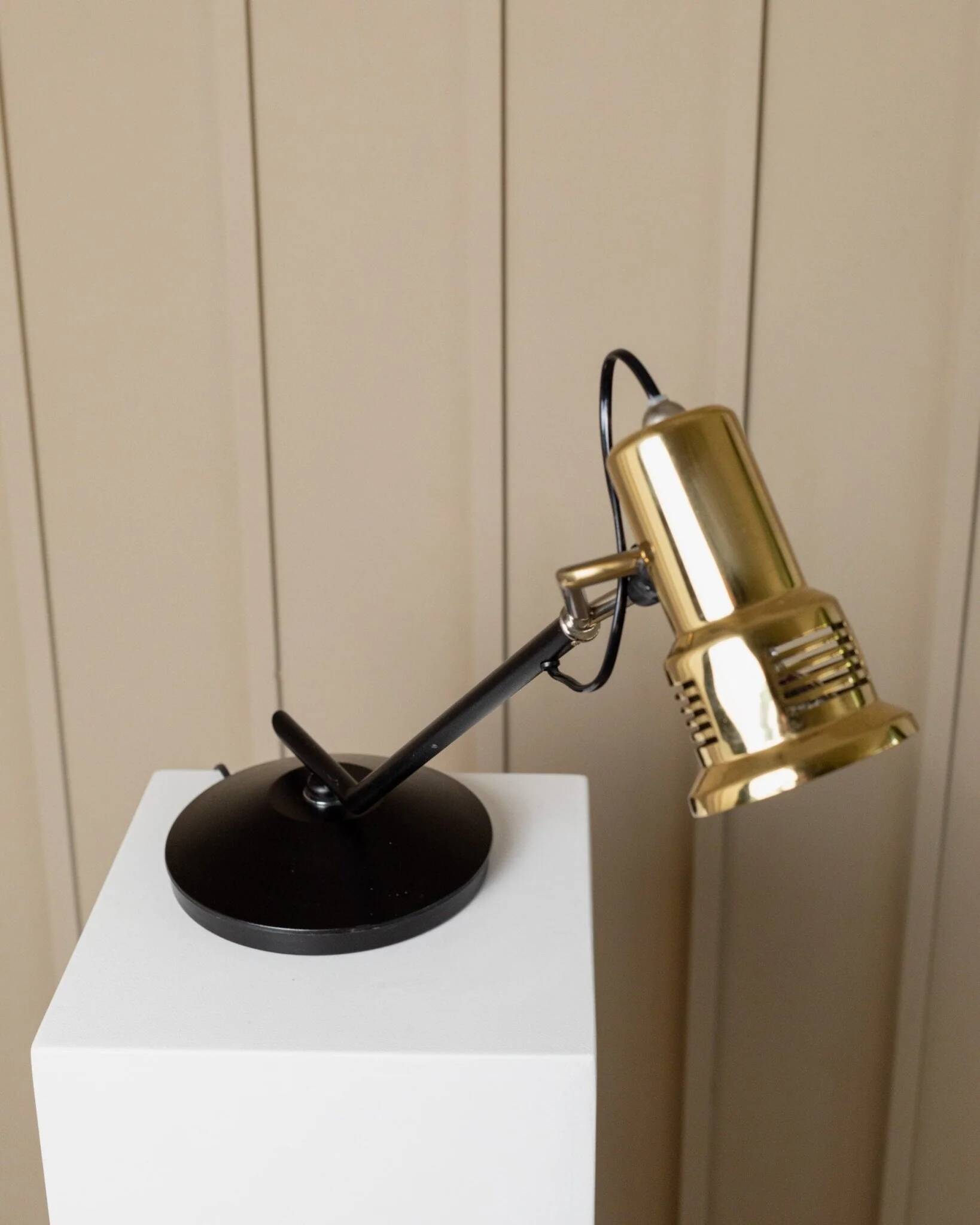 Vintage metal table lamp in Hollywood Regency style, black base with brass shade by Gigidi Iluminazione, 80s