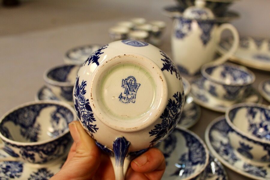 Service in faience of Gien Coat of arms crown and lions XIXth