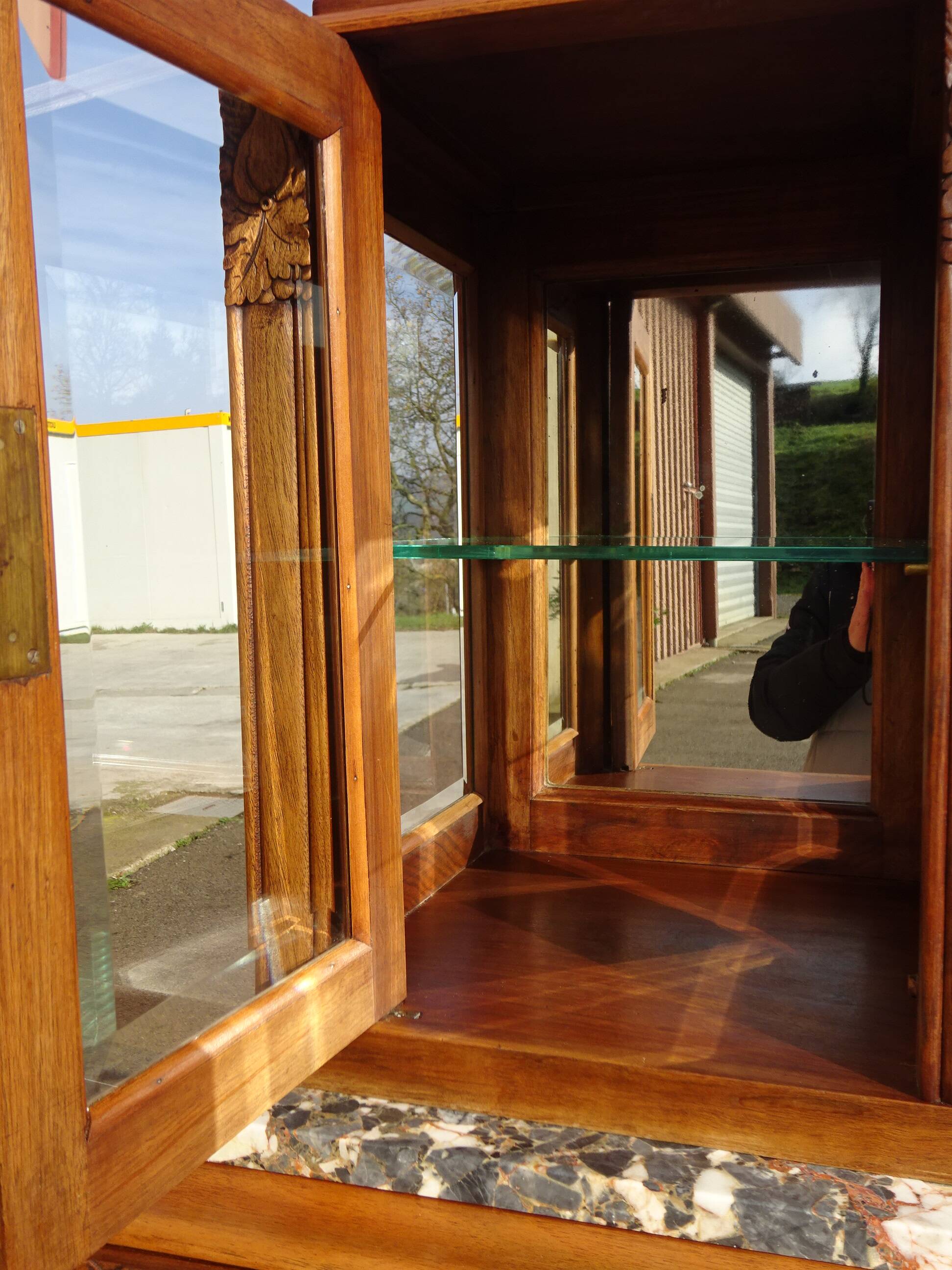 Buffet Art Déco en noyer avec marbres et guérites