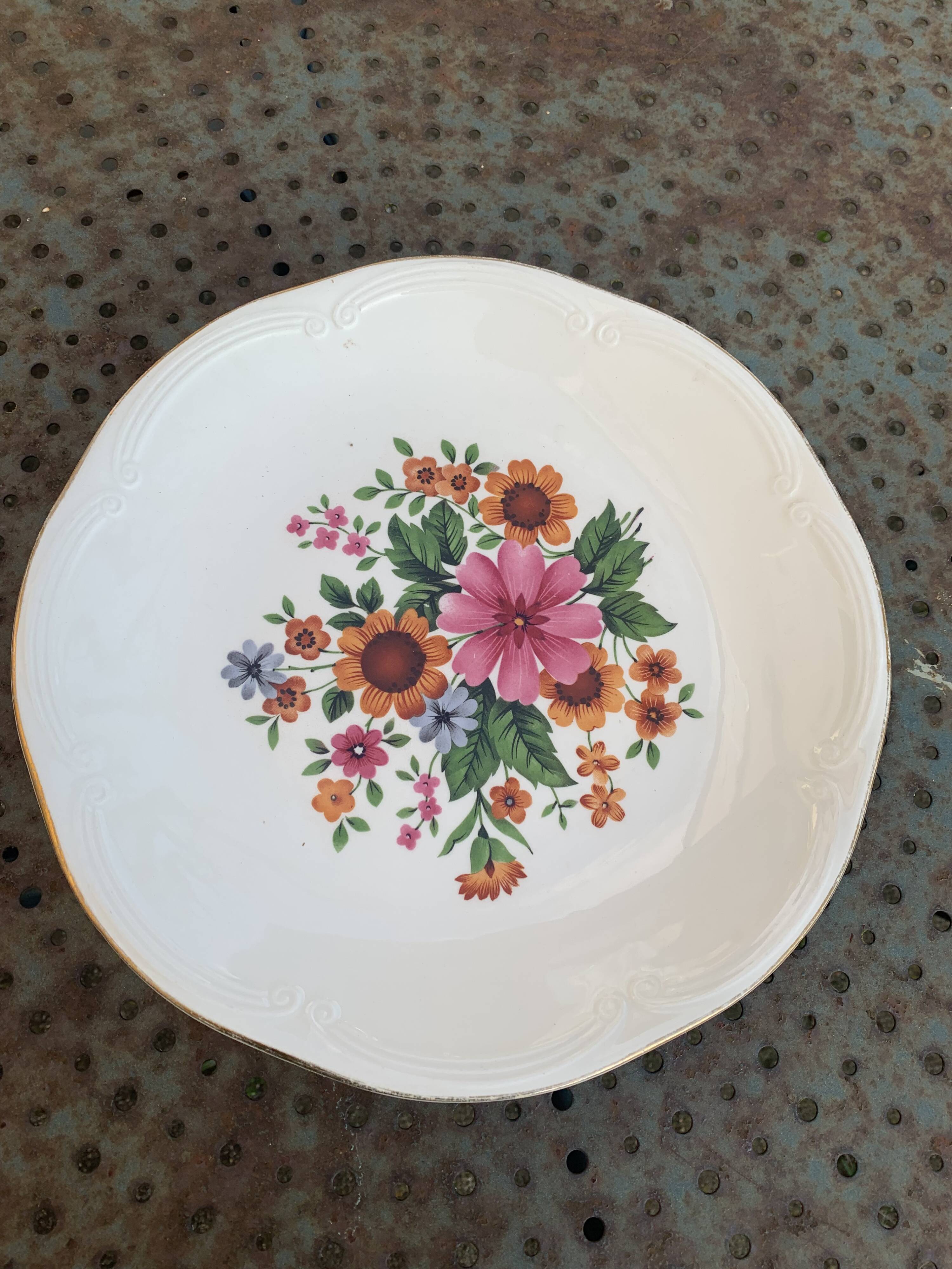 Plat a gateaux en faience, GIEN France, motif floral, fleurs très colorées, art de la table, vintage