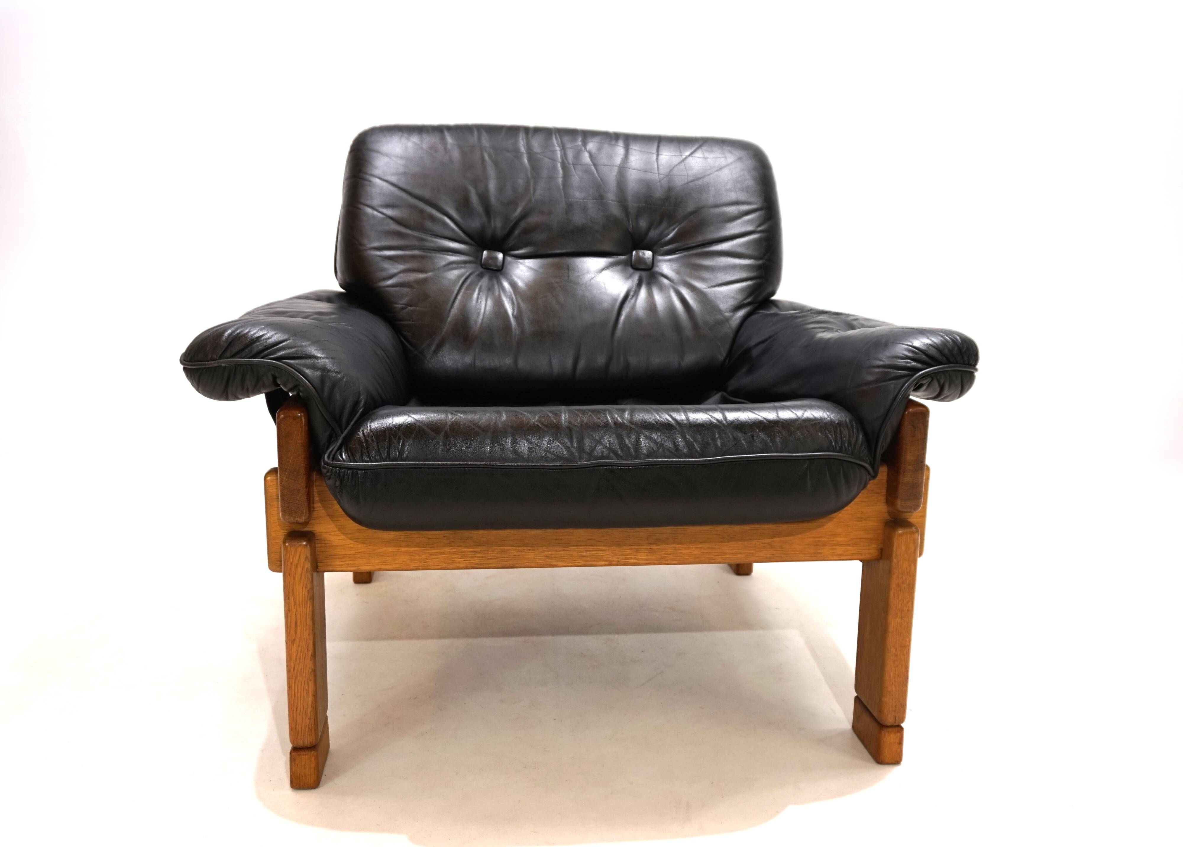 Fauteuil brutaliste cuir et chêne, 1960