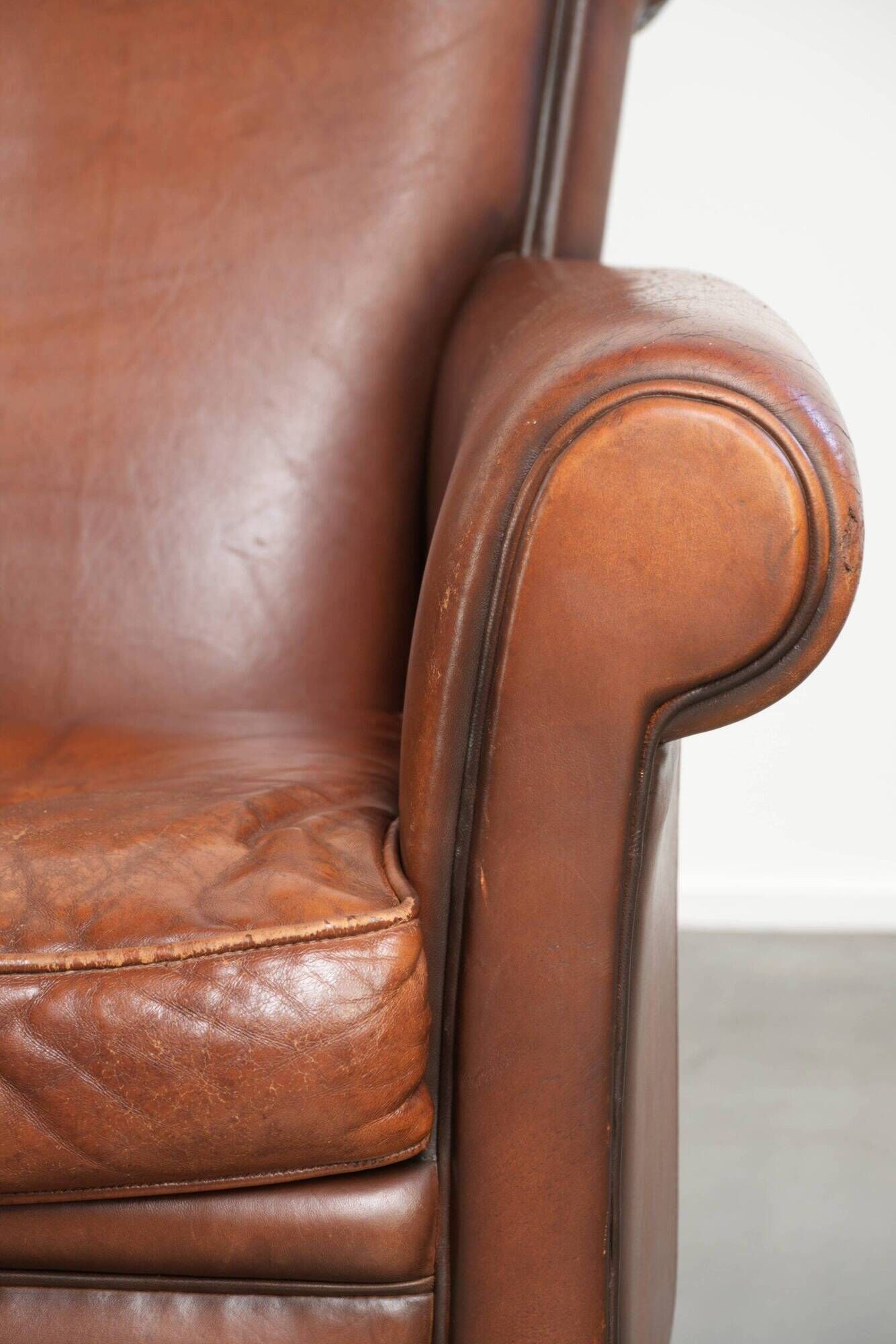 Set of 2 comfortable sheepskin armchairs with a timeless look
