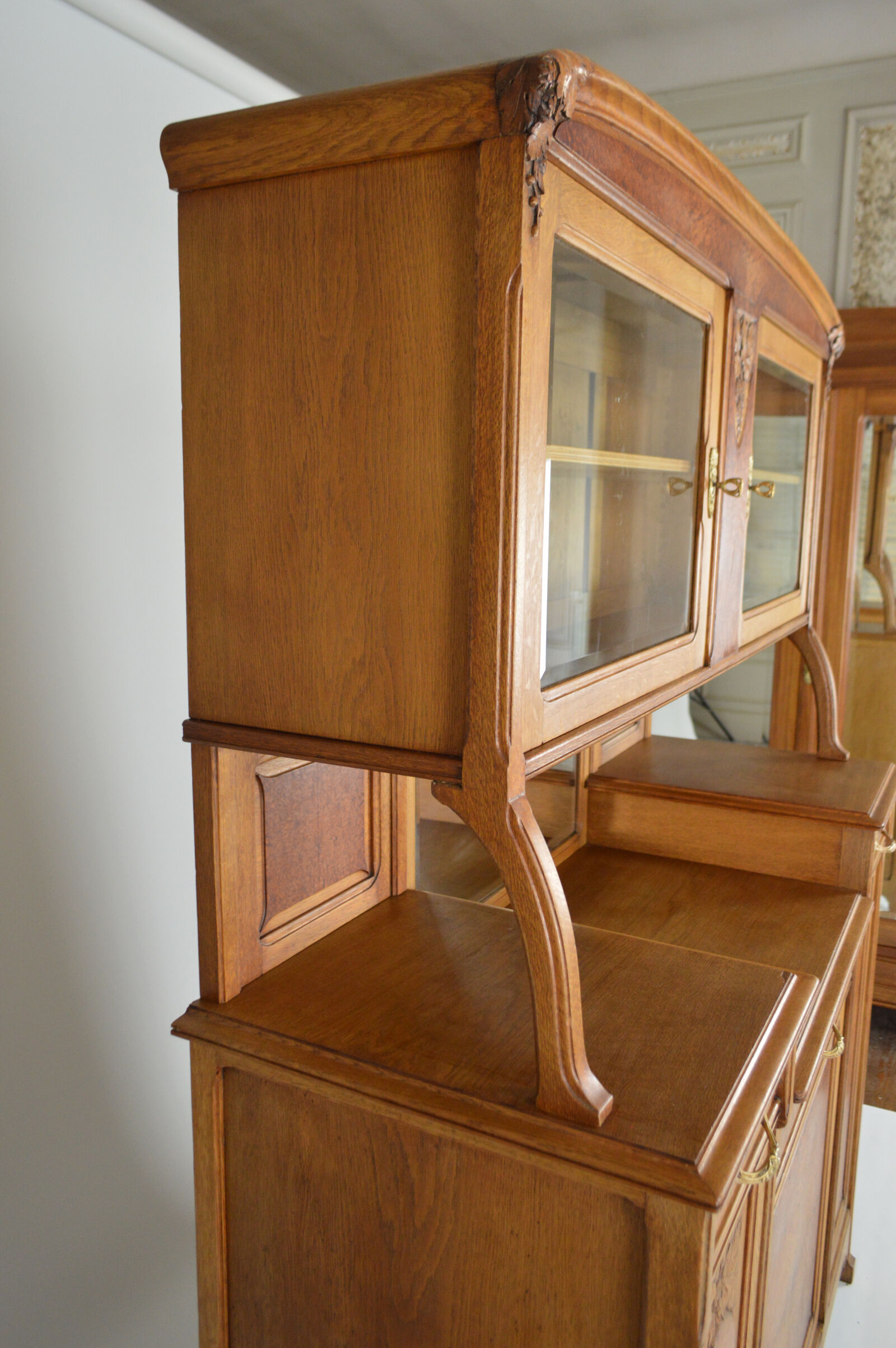 Buffet art nouveau en chêne et loupe, modèle au platane, vers 1910