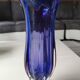 Vase Design forme Florale/Corolle, en verre d Art soufflé Murano/Italie. Dégradés de tons bleus/roses. Dim 31 x 10 cm