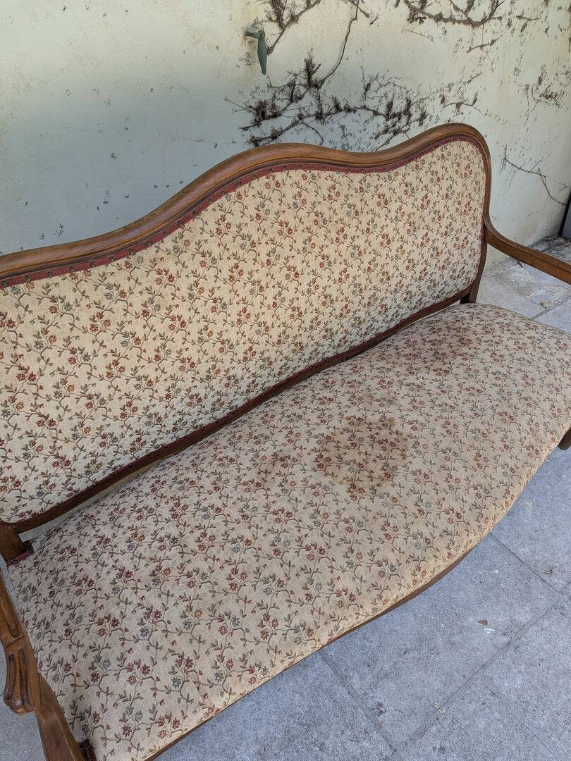 Moulded wooden bench with floral upholstery – Old-fashioned charm