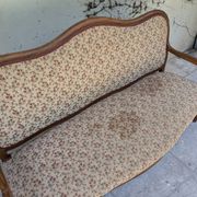 Moulded wooden bench with floral upholstery – Old-fashioned charm