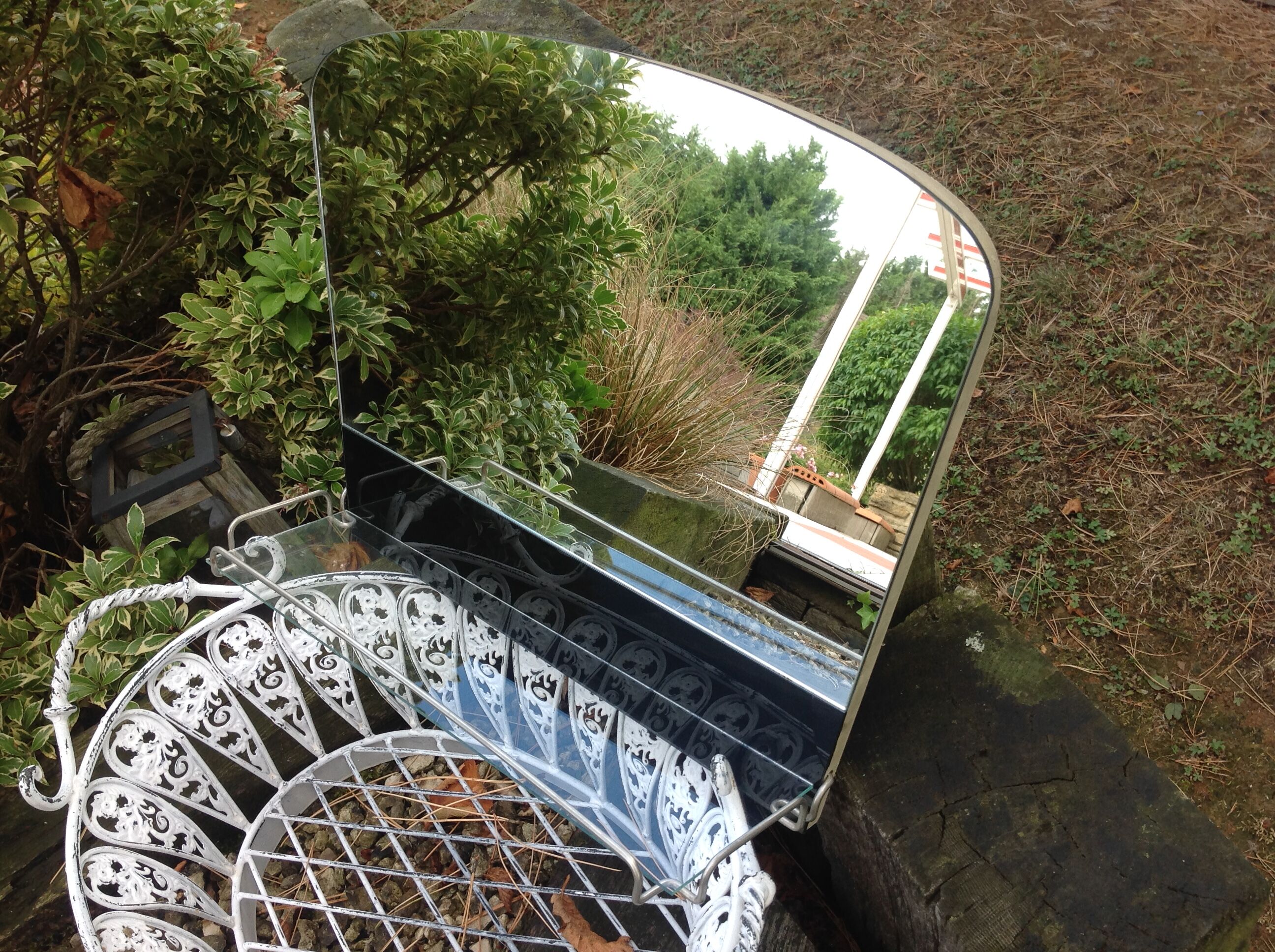 Two-tone bathroom mirror with its tablet, vintage 50s/60s