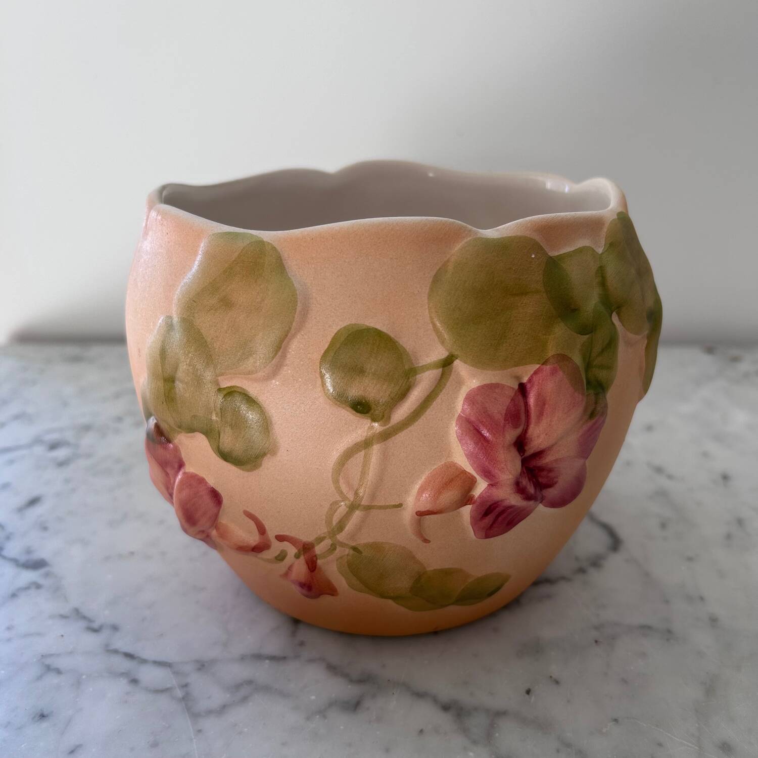 Cache pot en barbotine décor capucines 