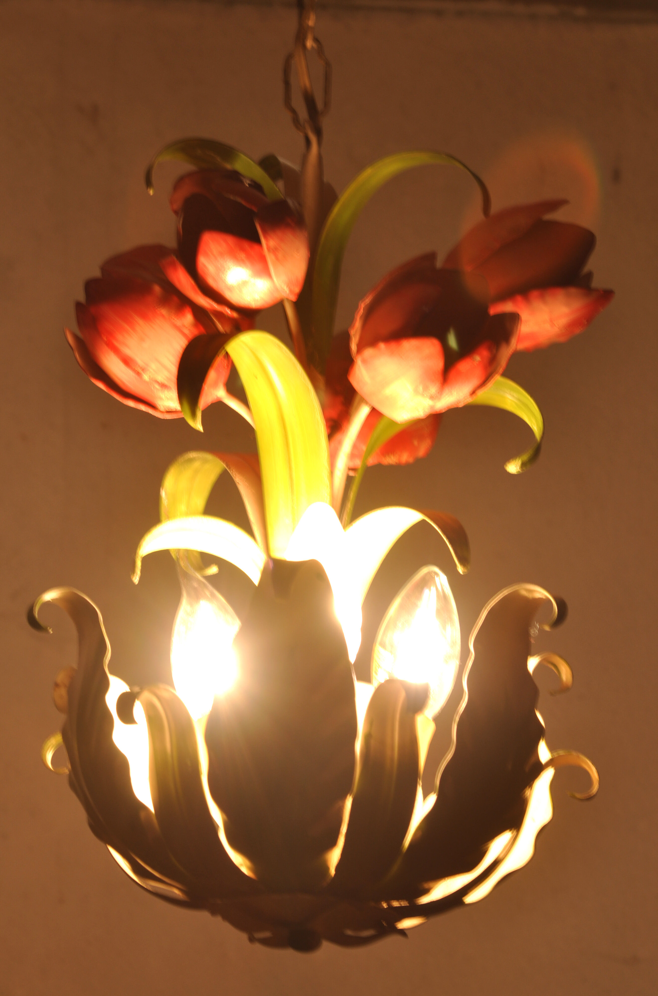 Lustre ancien en tôle peinte décors tulipe
