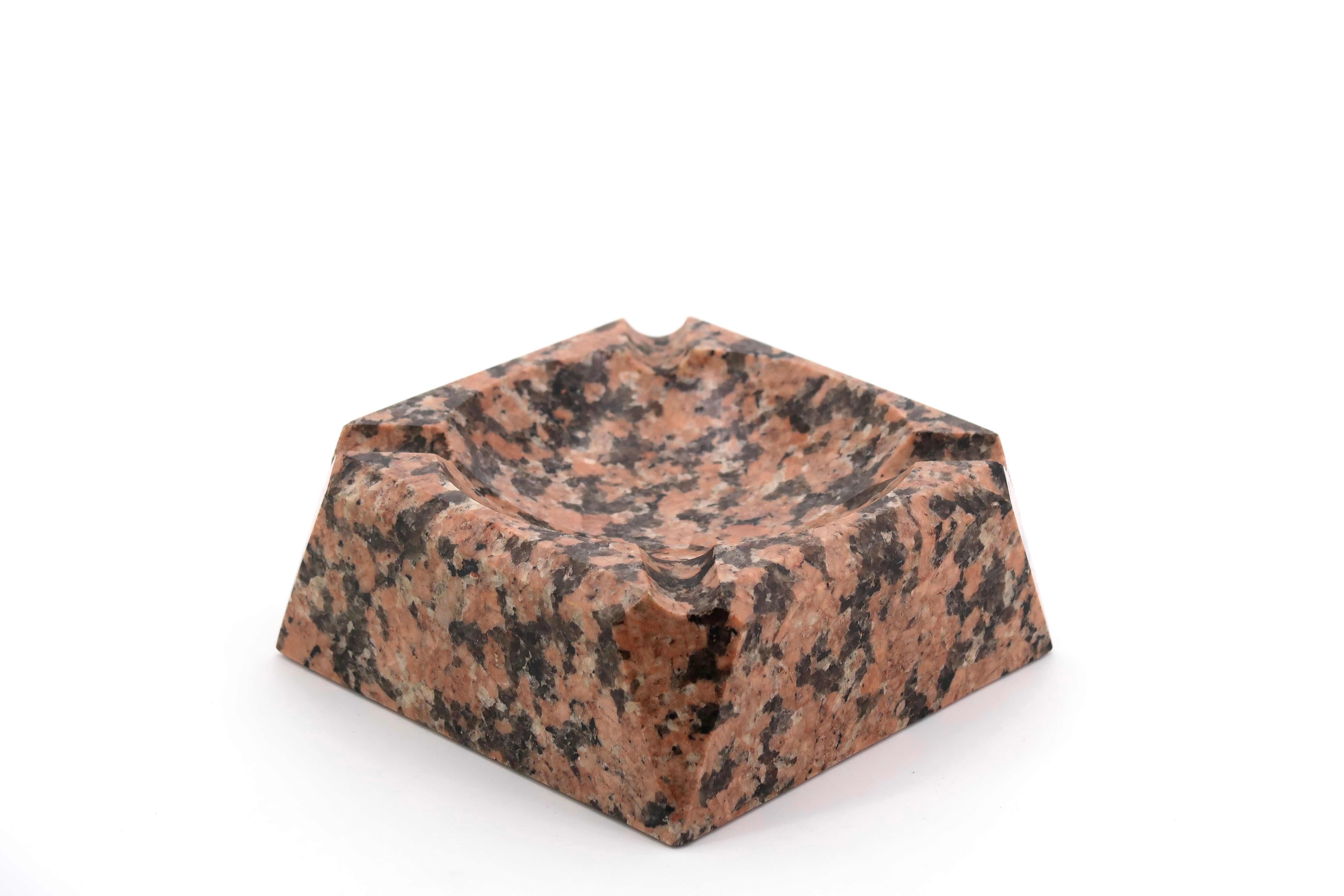 Cendrier en granit rose, années 50