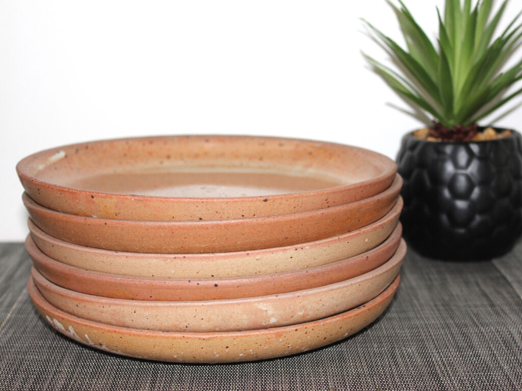 Craft plates in enamelled natural sandstone