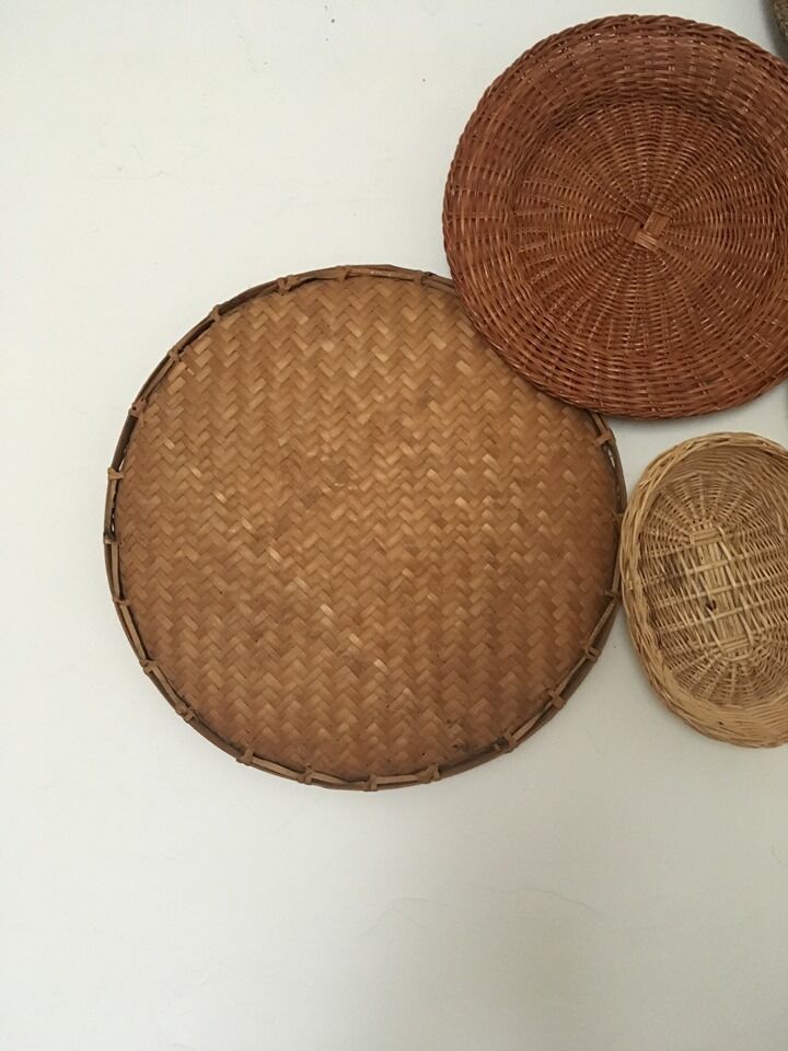 Wall composition of 8 baskets and wicker trays.