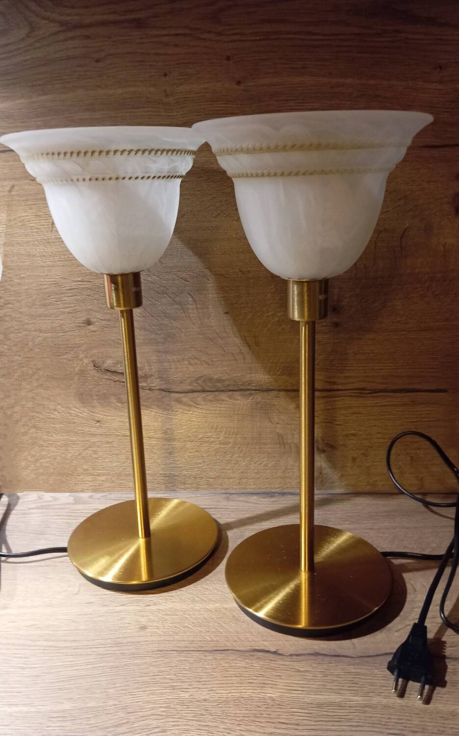 Duo lampes de chevet rétro chic métal doré, globes blancs drappés