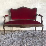 Canapé style Louis XV garni de velours rouge