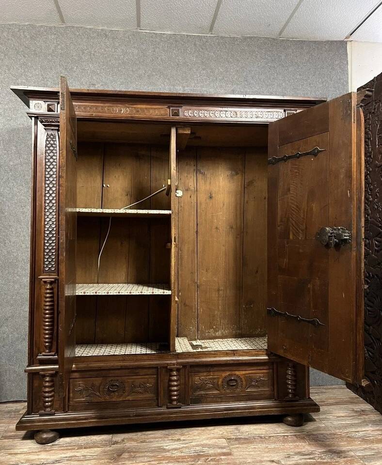 Armoire en bois mouluré et richement sculpté à décor de colonnes