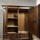 Armoire en bois mouluré et richement sculpté à décor de colonnes