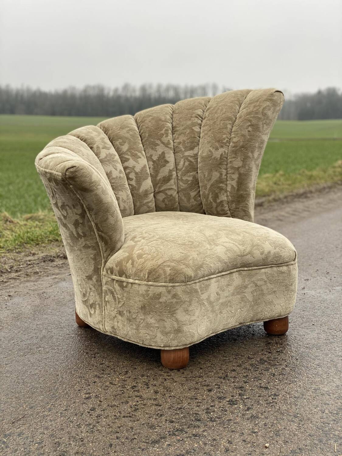 Asymmetrical Hollywood chair