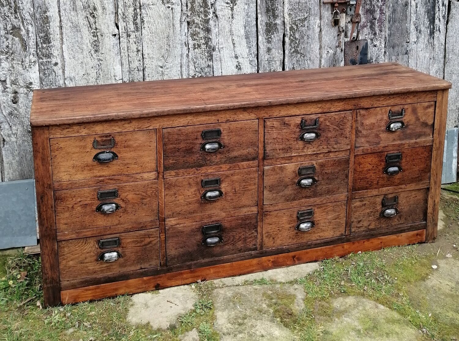 Meuble de métier en bois avec tiroirs