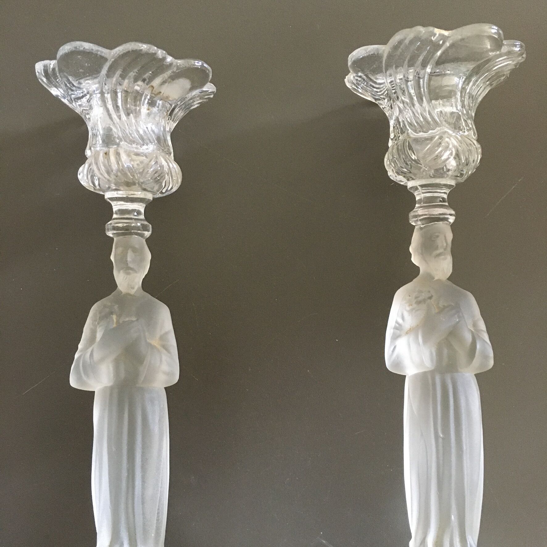 Paire de bougeoirs personnages en verre