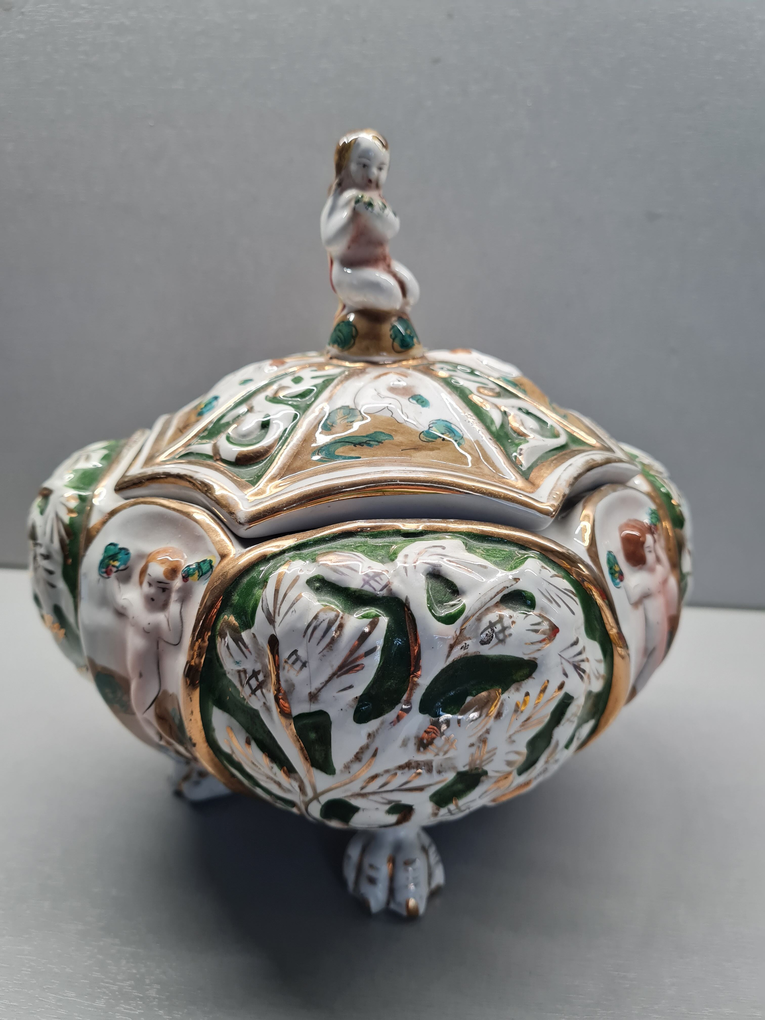 Soupière sur pied de lion en céramique Italienne, style antique capodimonte