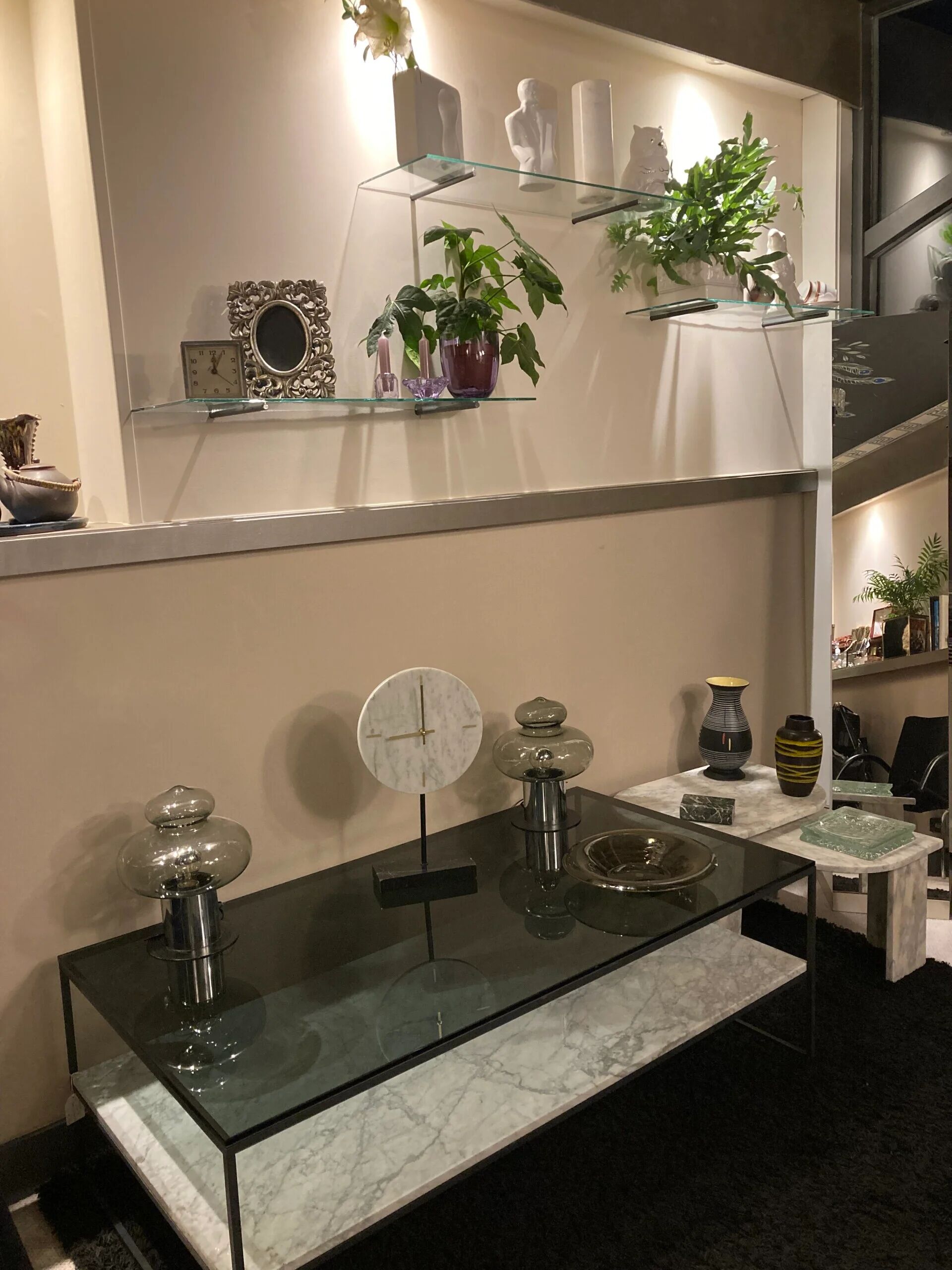 Table basse en marbre et en verre des années 1980