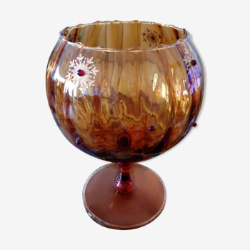 Coupe à pied cristal ambré cabochons rouges et motifs dorés