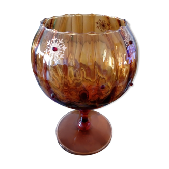 Coupe à pied cristal ambré cabochons rouges et motifs dorés