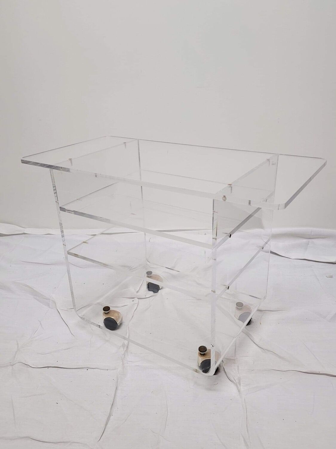 Very nice pair of rolling tables "les invisibles du marais"