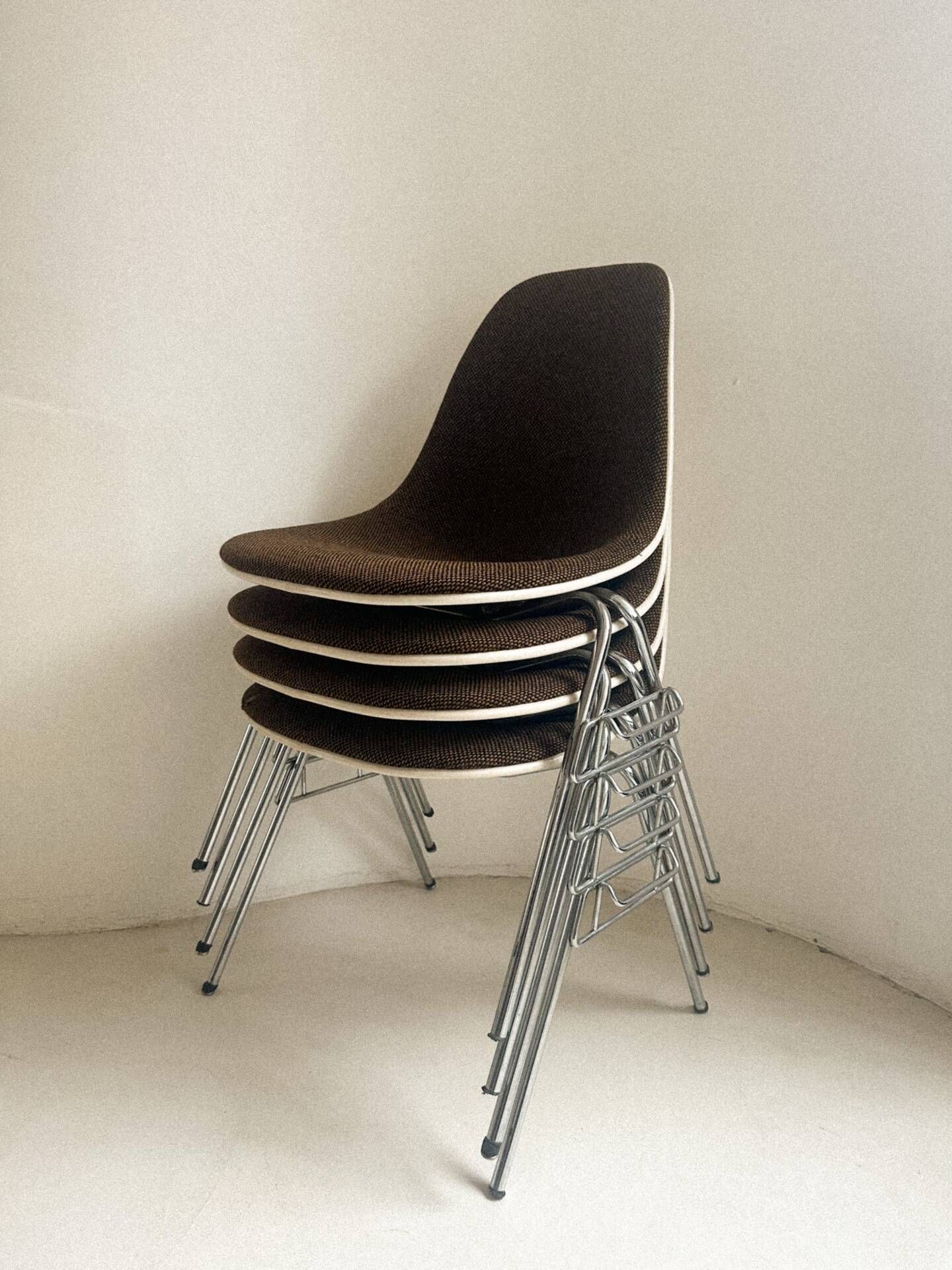 Set of 4 DSS chairs by Herman Miller