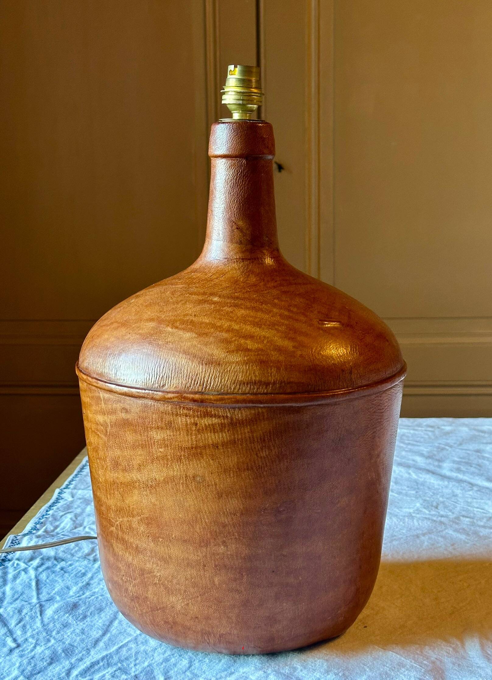 Give me a leather Jeanne. A unique vintage lamp, combining history and elegance.