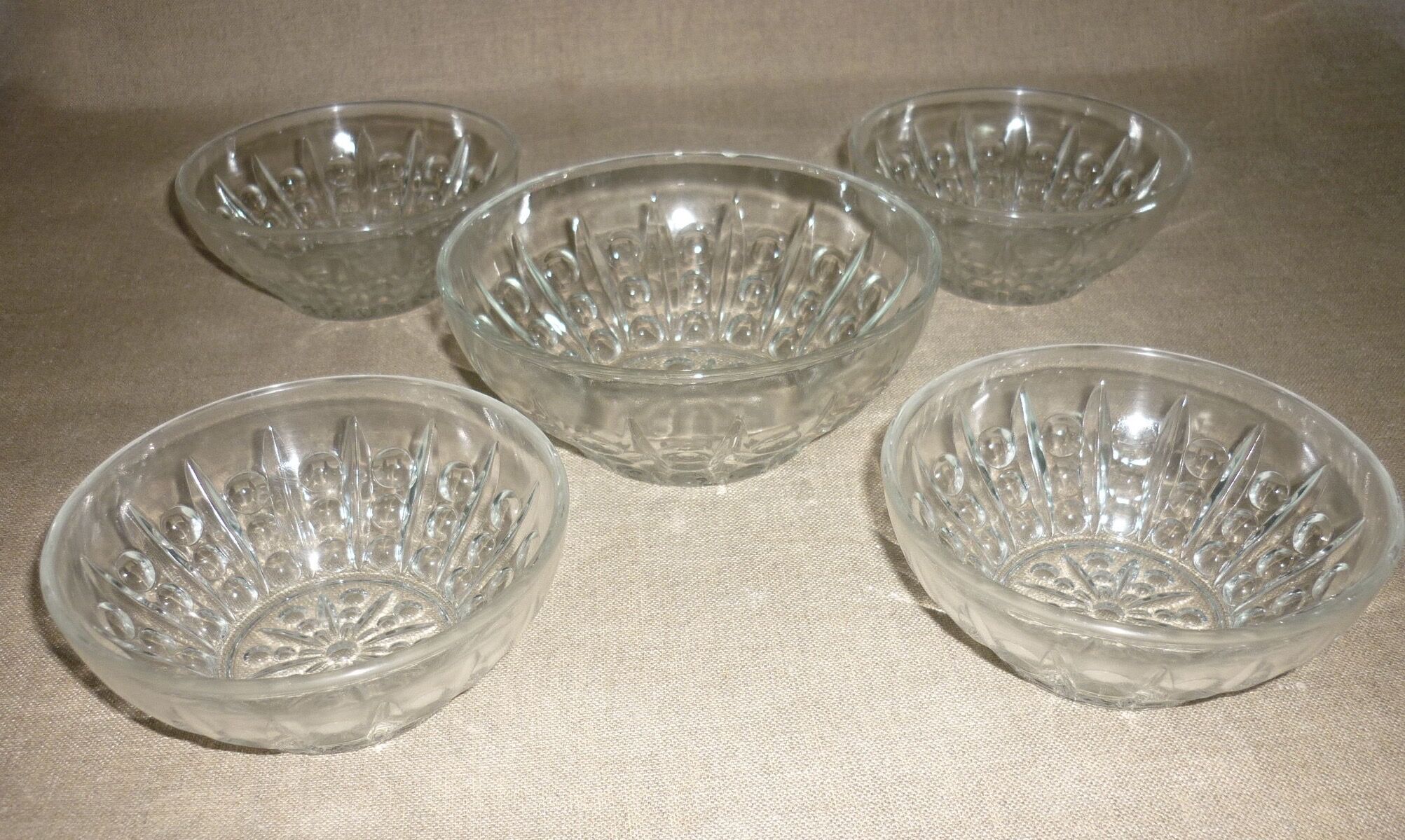 Lot salad bowl and 4 cups in pressed molded glass