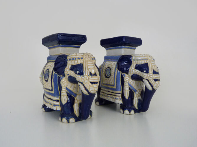 Ancienne paire d’éléphants porte-plantes en céramique dans les tons de blancs et bleus. Année 60