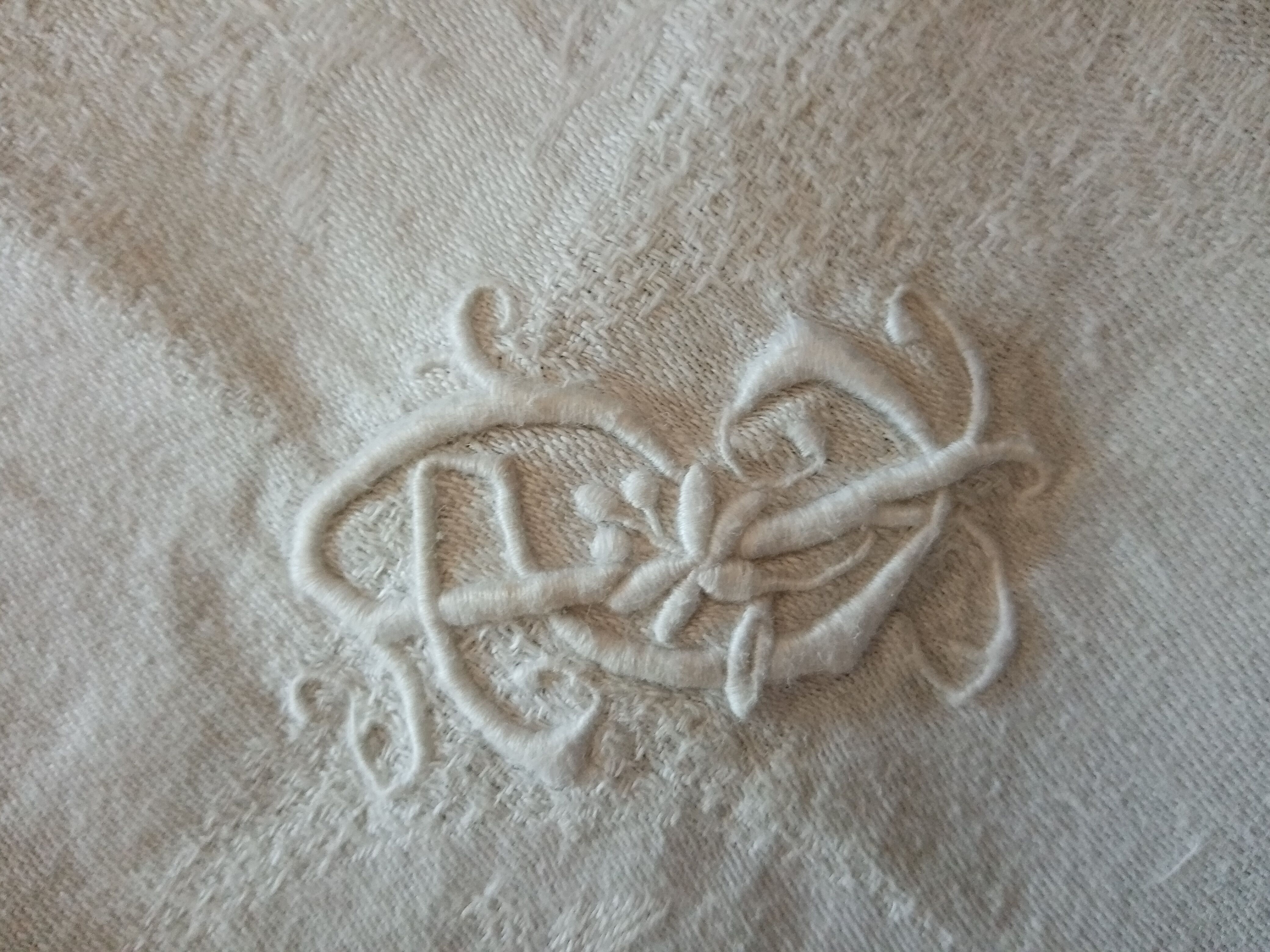 Tablecloth and its 12 damasee towels floral decorations rockery embroidered monogram