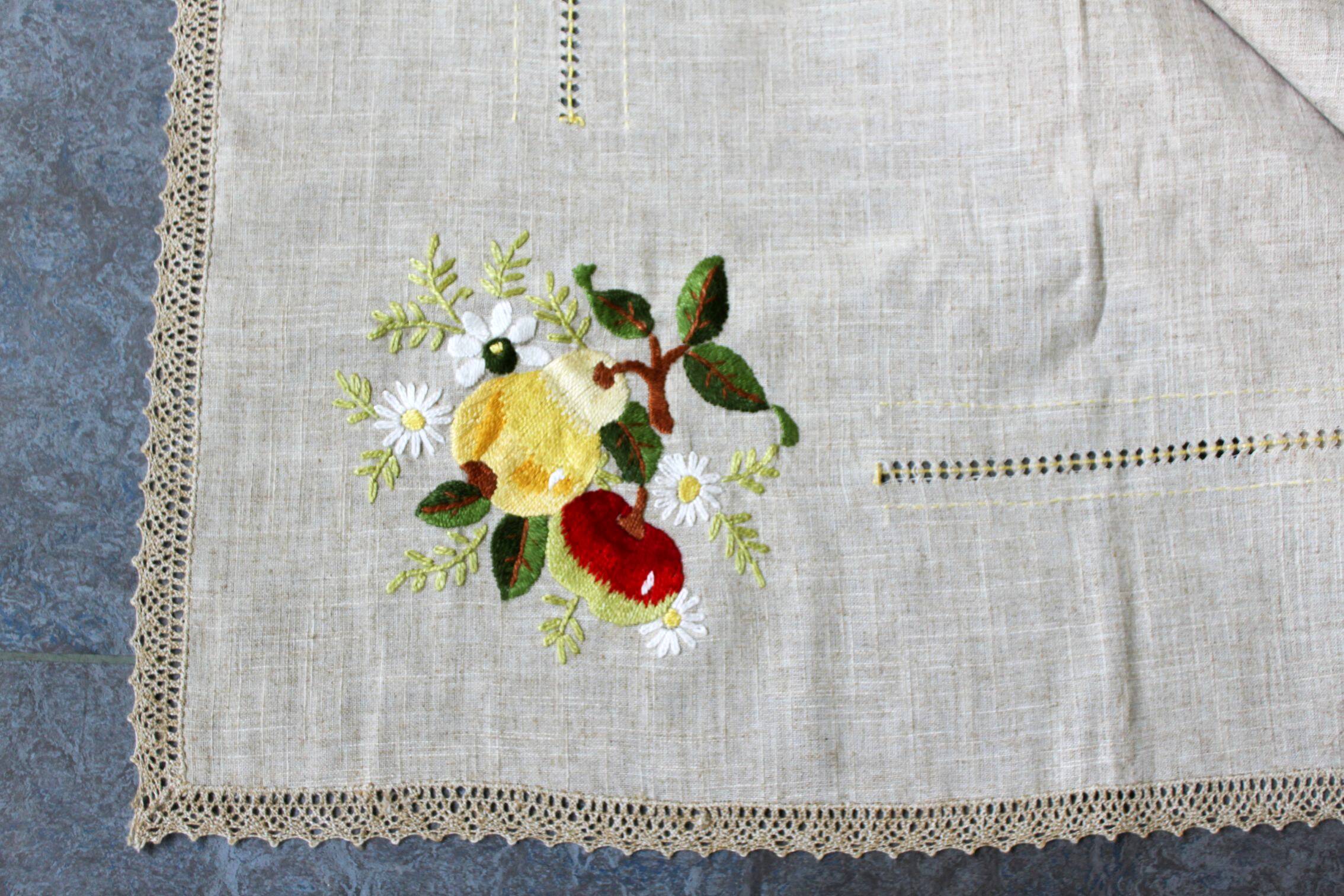 Vintage tablecloth set and 10 fine embroidered linen napkins, 270x165.