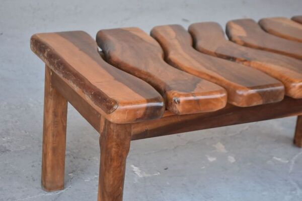 Table basse brutaliste forme libre en olivier