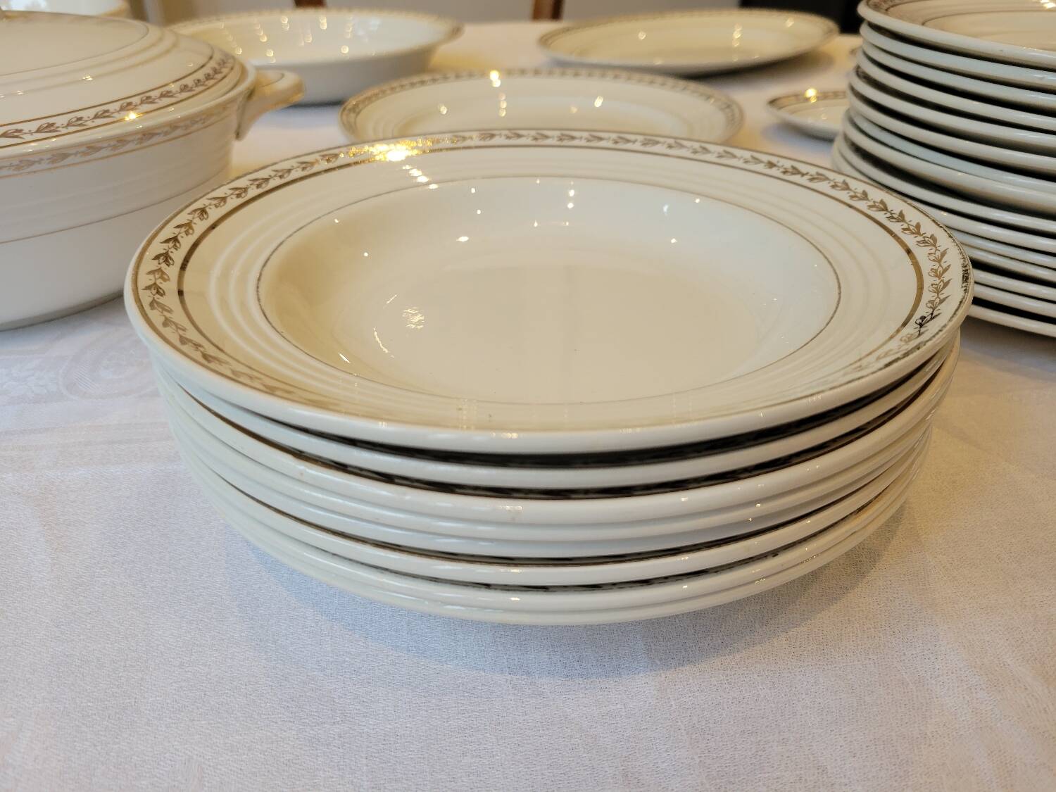 Table service in opaque porcelain with gold leaf.