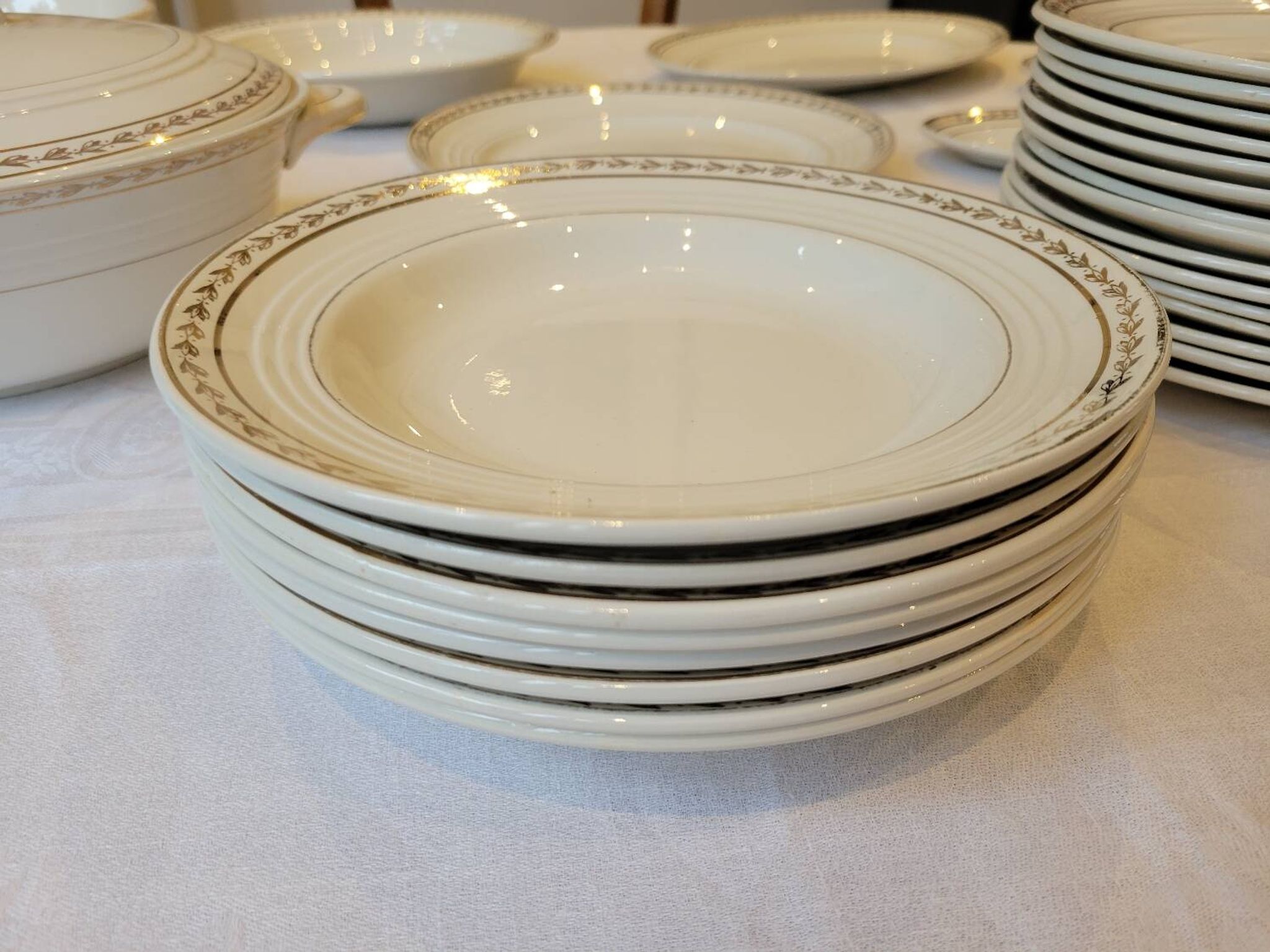 Table service in opaque porcelain with gold leaf.