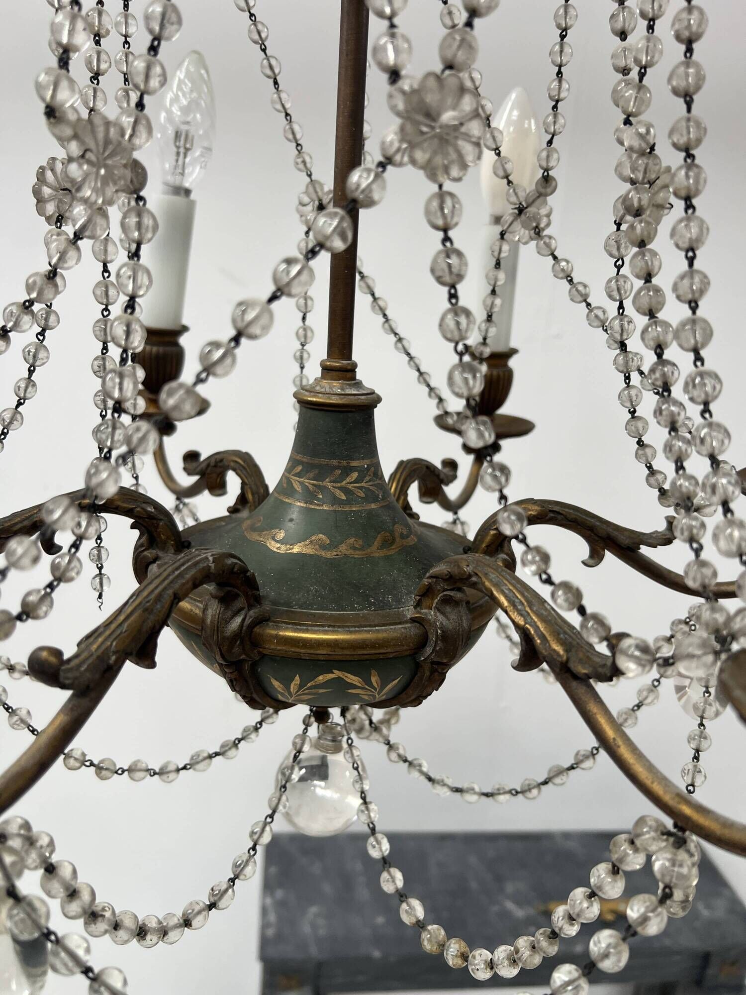 Louis XVI style chandelier with a pearl garland and painted tin, 20th century.