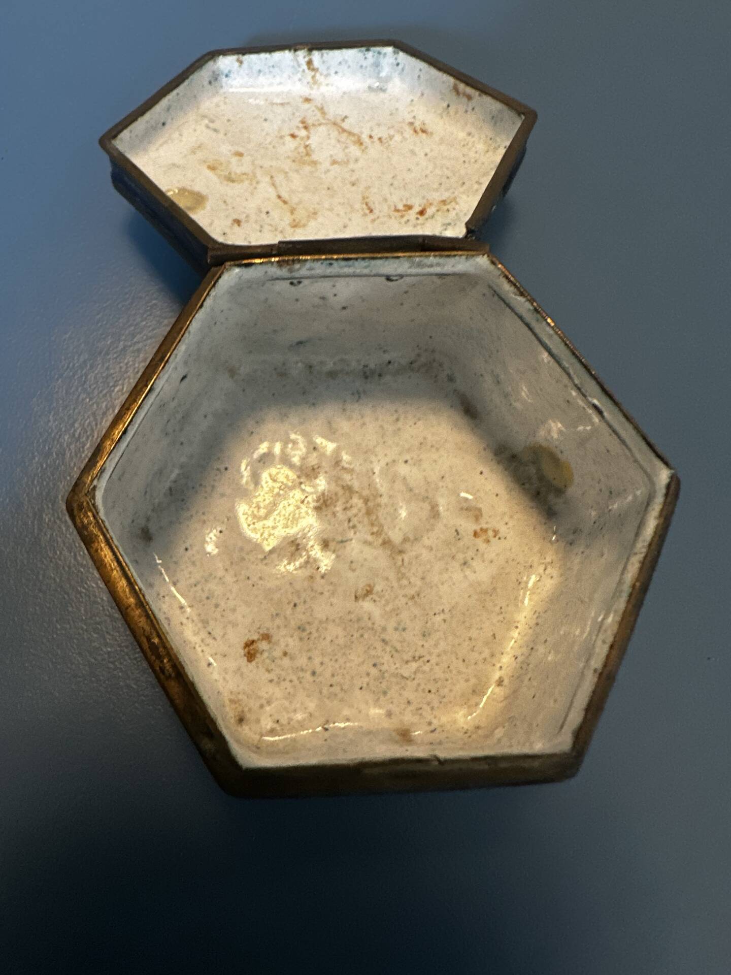 Hexagonal enamelled box on copper – Canton, China – Late 18th century