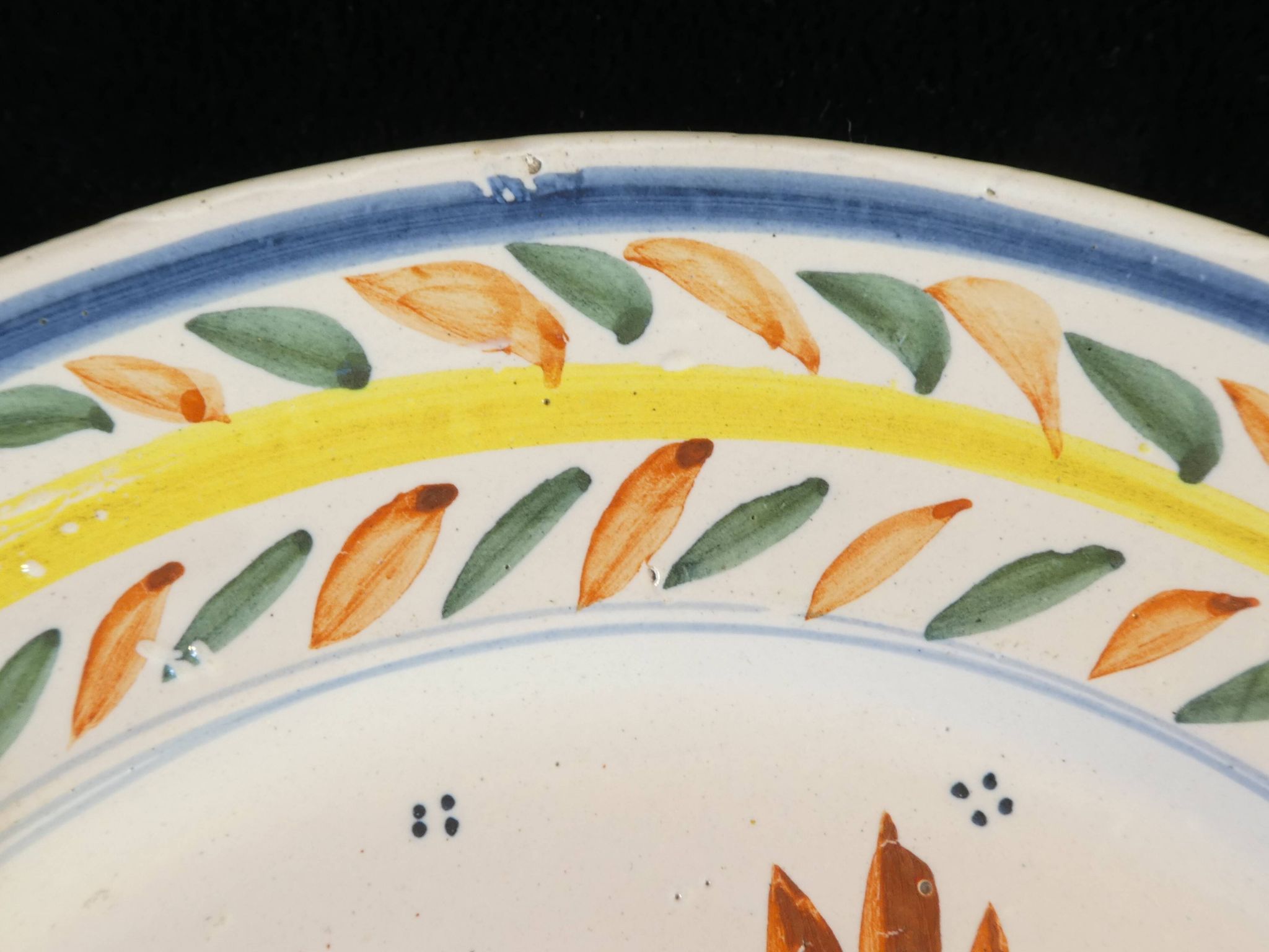Assiette en faience Hr Quimper décor floral peint a la main