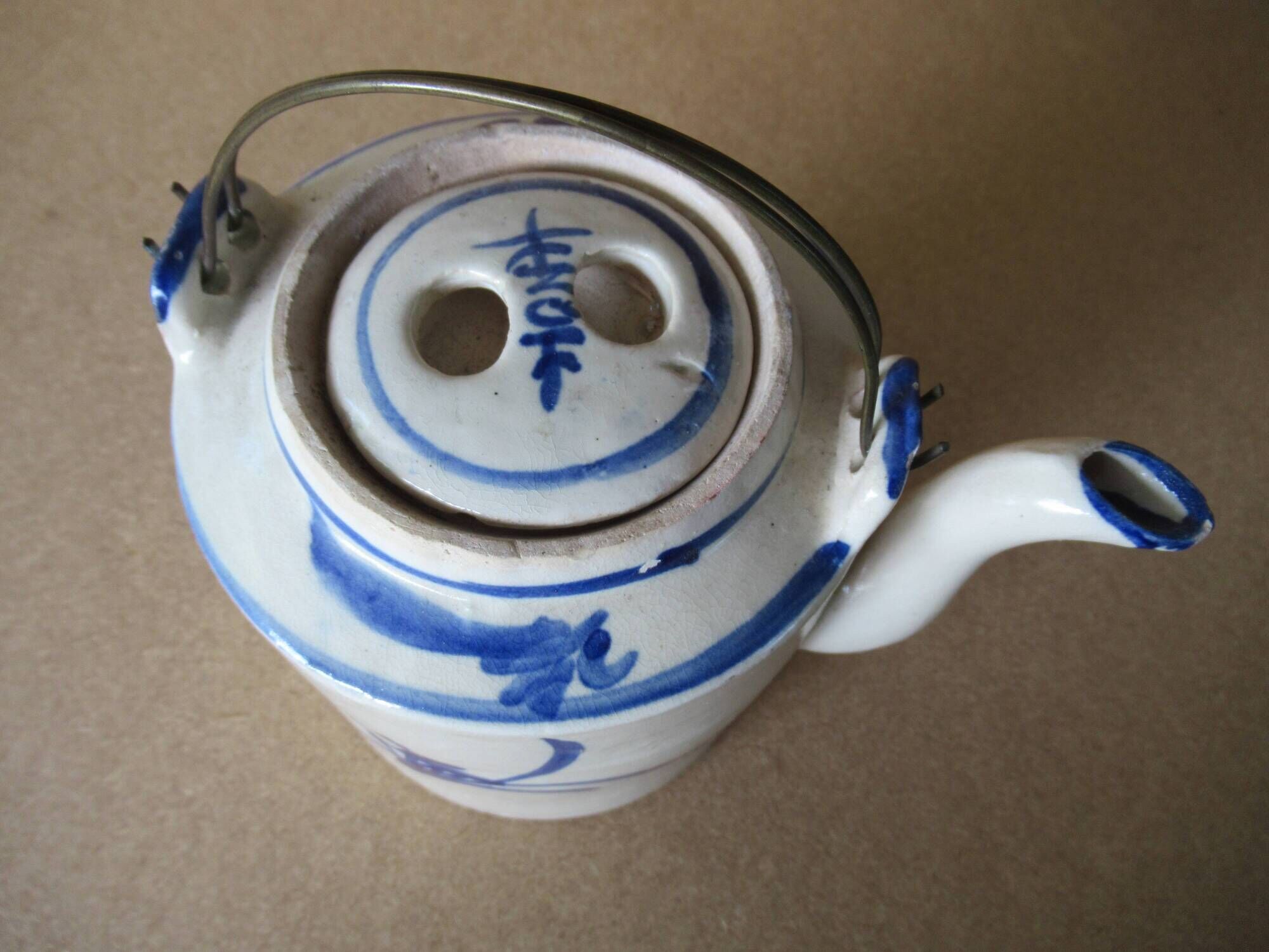 Antique CHINESE Porcelain TEAPOT in blue & white, late 19th century.